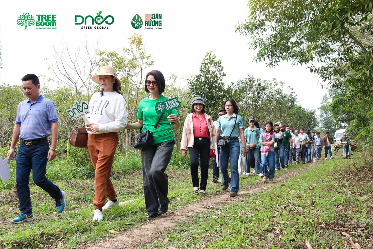 Cả đoàn di chuyển đến điểm trồng cây